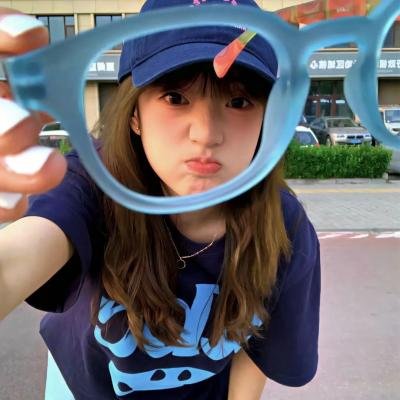 纸板屋女孩海报